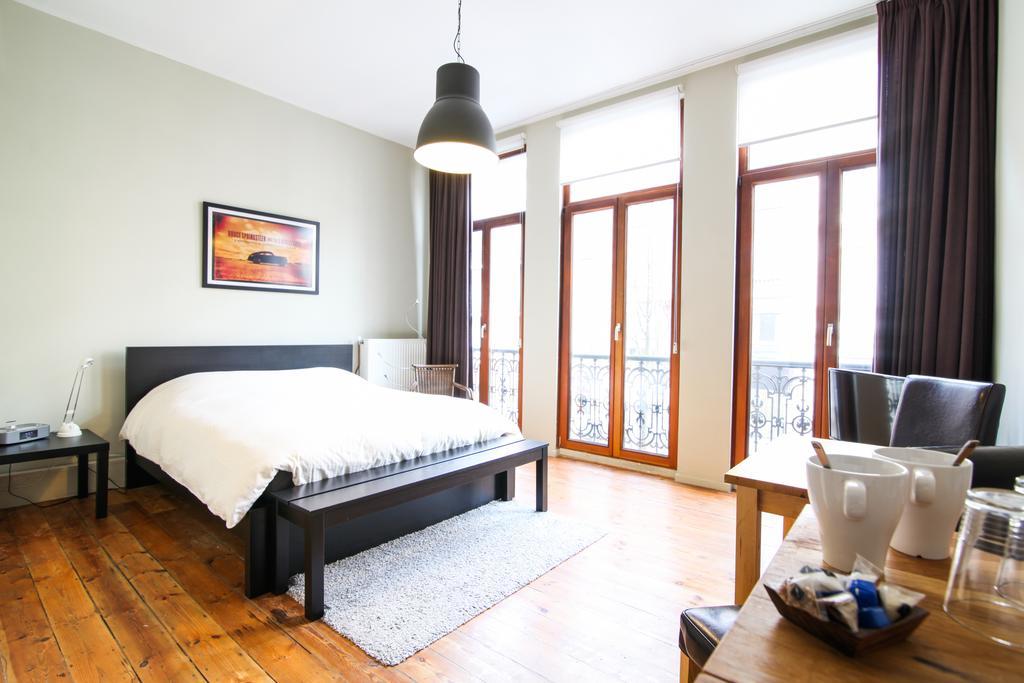 Because The Night City Lodge Amberes Habitación foto