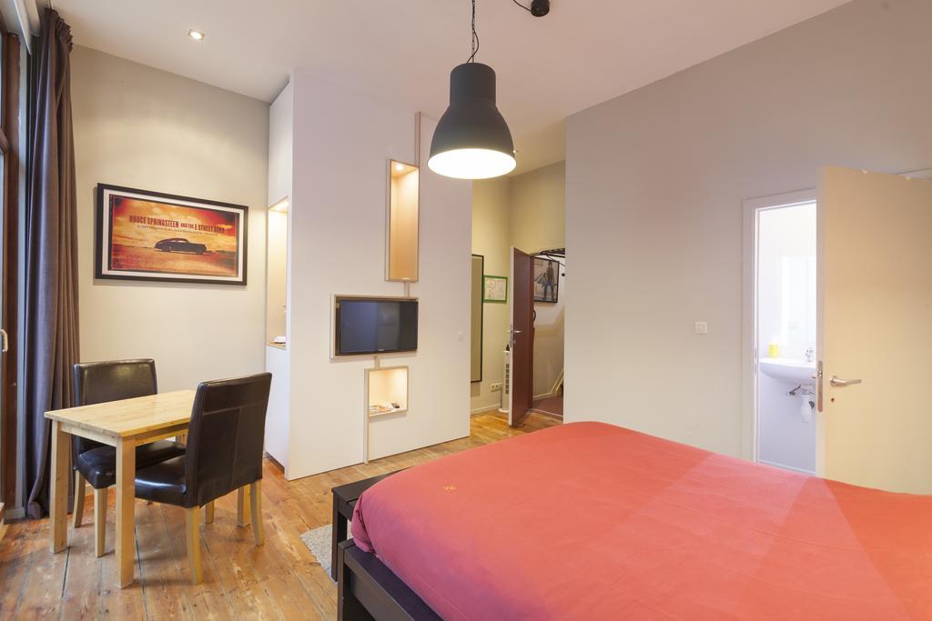 Because The Night City Lodge Amberes Habitación foto