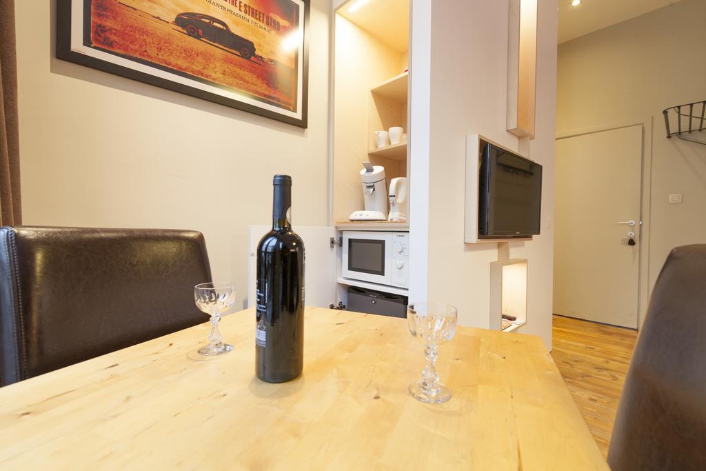 Because The Night City Lodge Amberes Habitación foto